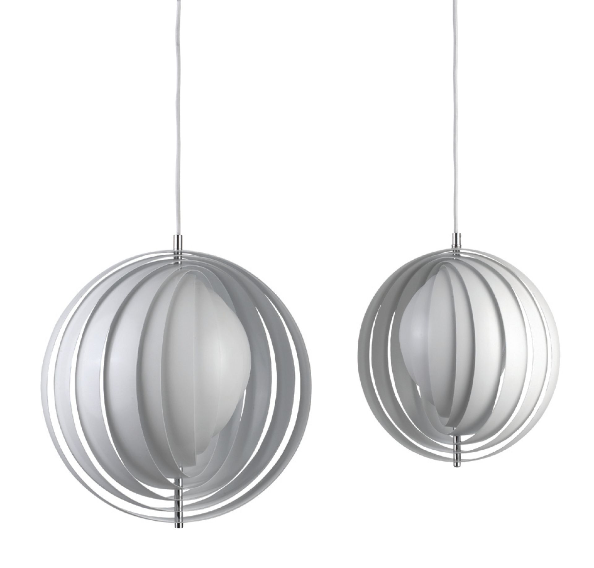 Zwei weiße Moon Pendelleuchten von Verpan, moderne Hängeleuchten für stilvolle Innenräume.