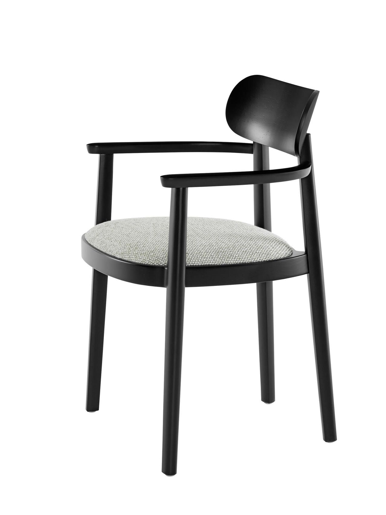 Schwarzer 118 SPFV Holzstuhl von Thonet mit Armlehnen und grauem Stoffbezug, freigestellt.