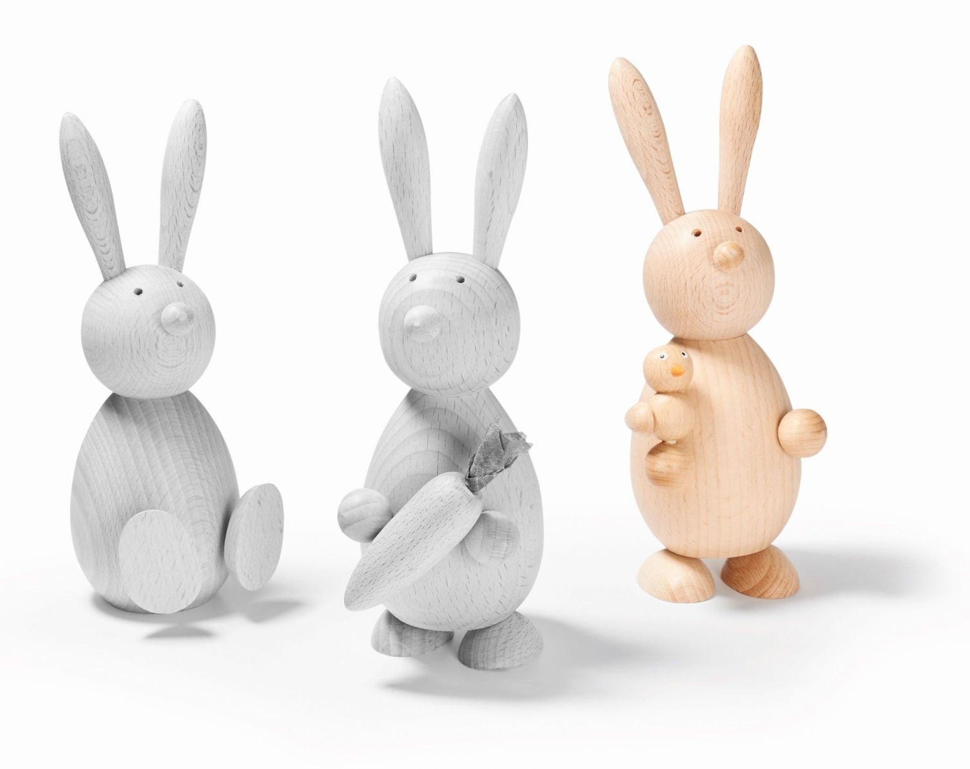 Drei Holzhasen, davon einer mit Vogel, Marti Hase, Osterdeko, handgefertigte Einzelstücke.