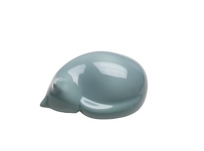 Nahaufnahme der blauen Vitra Katze Figur, die schlafend zusammengerollt auf weißem Hintergrund liegt.