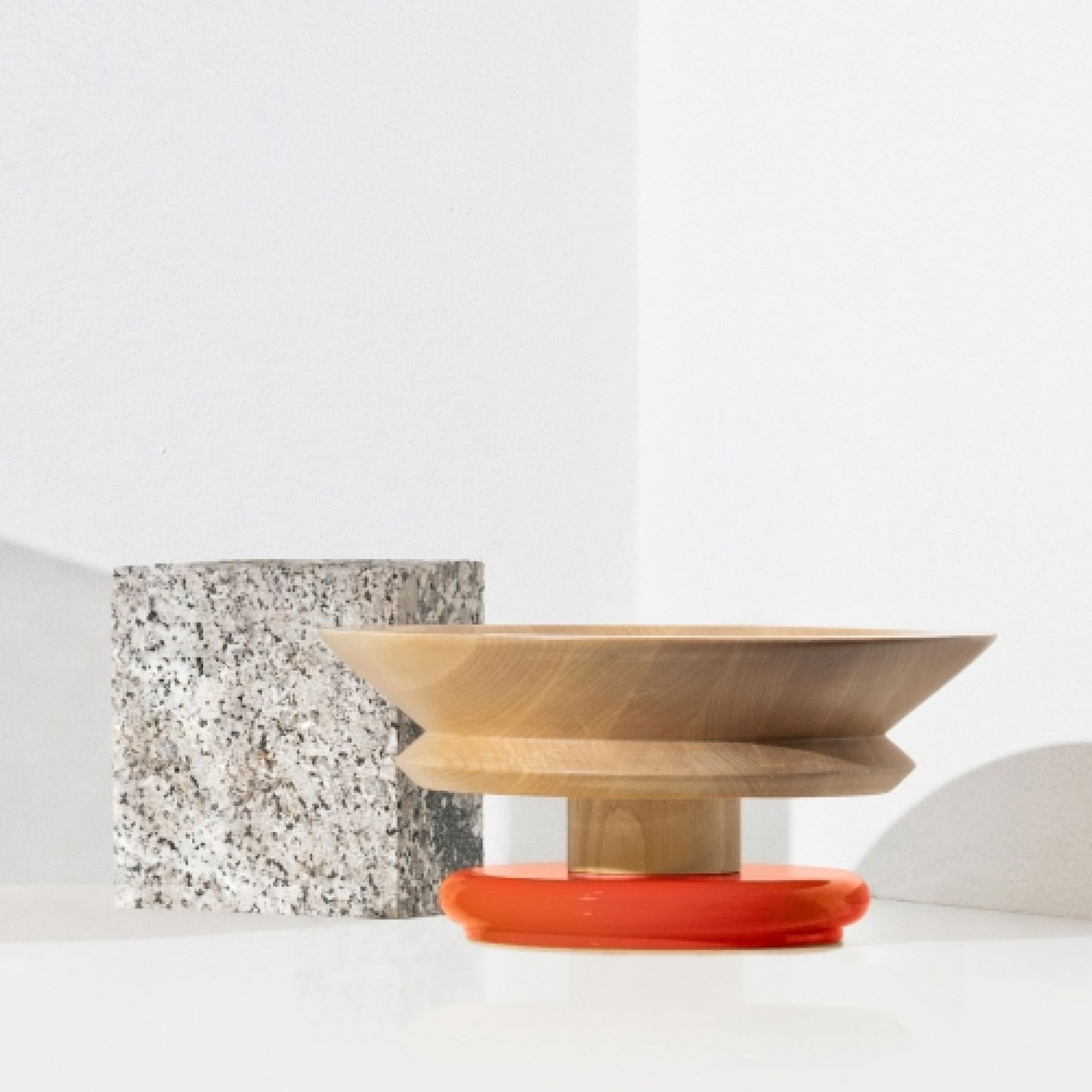 Alessi Schale ES15 aus hellem Holz mit orangem Fuß, moderne Obstschale für den Esstisch.