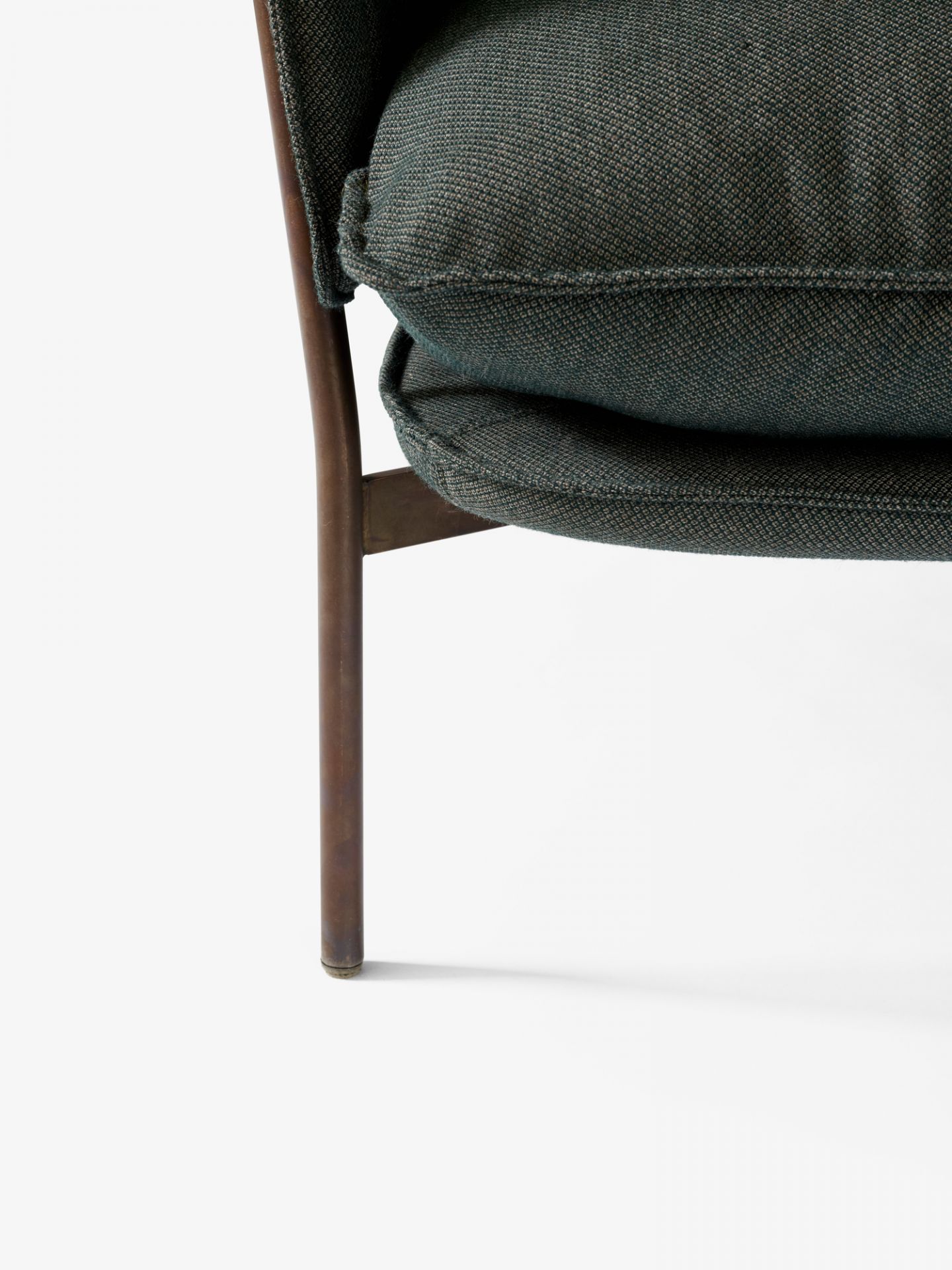 Detailaufnahme: Cloud Sessel von AndTradition mit grünem Stoffbezug und bronzefarbenen Beinen.