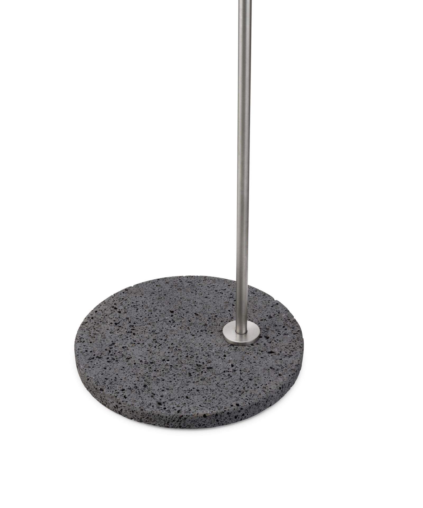 Detailaufnahme: IC Lights Stehleuchte mit Edelstahlfuß und filigranem Gestell für Innen- und Außenbereich.