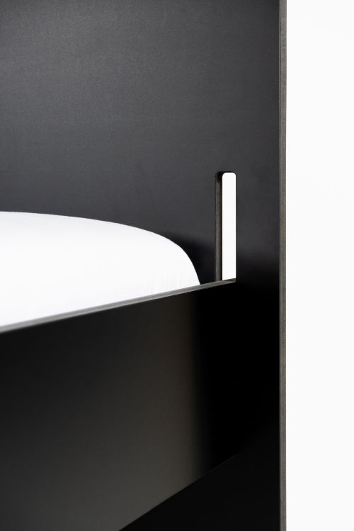 Detailaufnahme: Schwarzes Siebenschläfer Bett mit Kopfteil von Moormann, minimalistisches Design für Schlafzimmer.