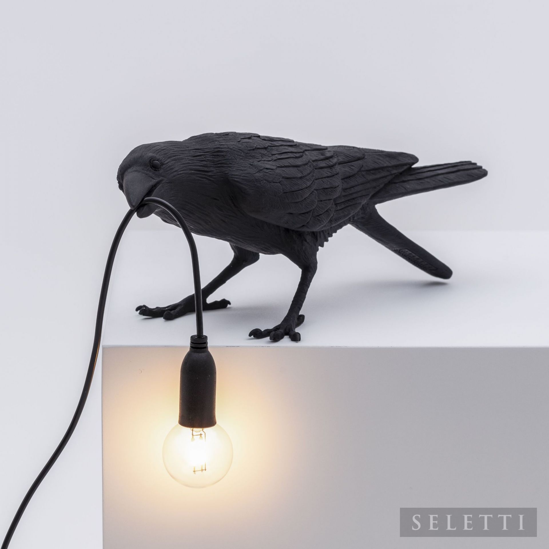 Schwarze Bird Lamp Leuchte von Seletti: Dekorative Tischleuchte in Form eines Raben mit Glühbirne.