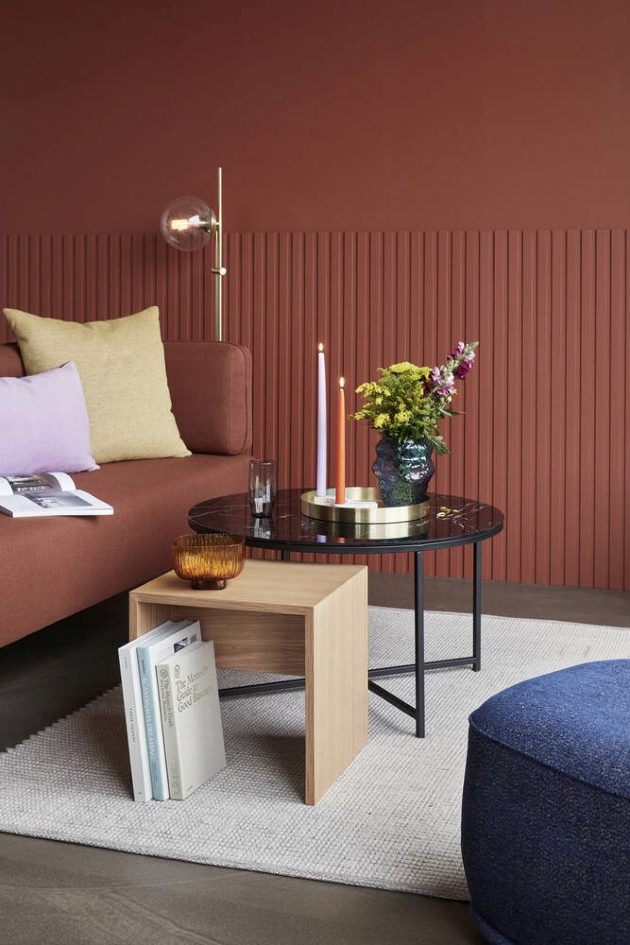 Moderner Wohnraum mit kleinem Eiche Tisch, Beistelltisch und Couchtisch. Hübsch Interior Möbel.