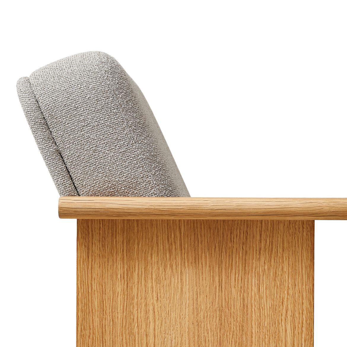 Detailaufnahme: Block Lounge Chair Sessel mit grauem Stoffbezug und hellem Holzrahmen.