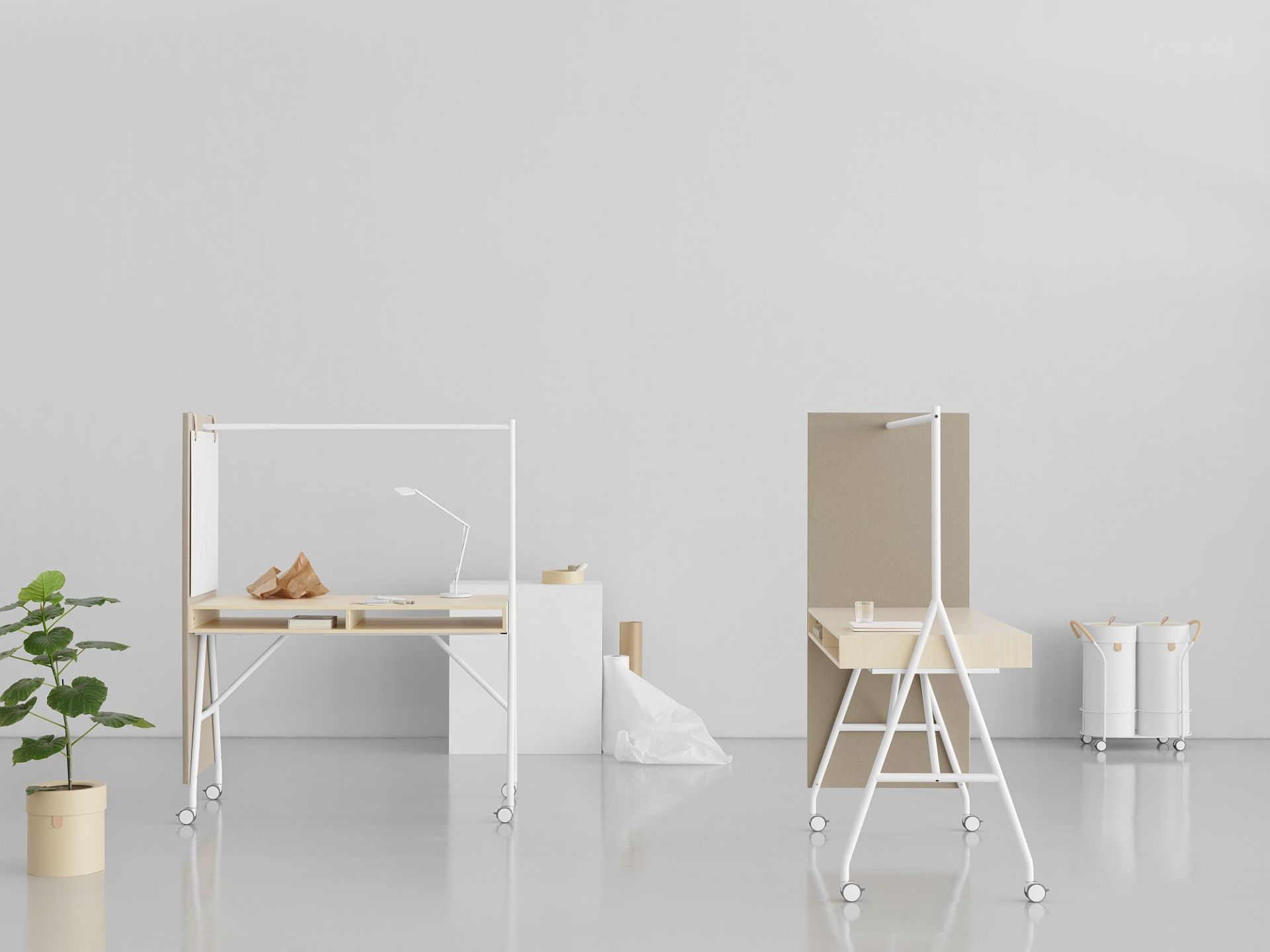 Hangout High Desk Stehtisch von Mizetto, höhenverstellbar, mit Rollen und minimalistischem Design für moderne Büros.