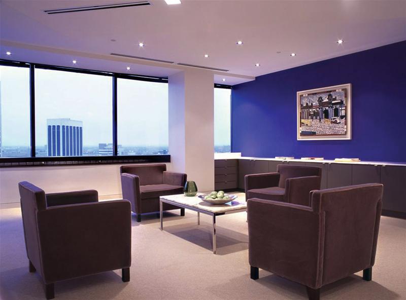 Innenraum mit vier braunen Sesseln, Couchtisch und Fenster. Knoll International Sessel.