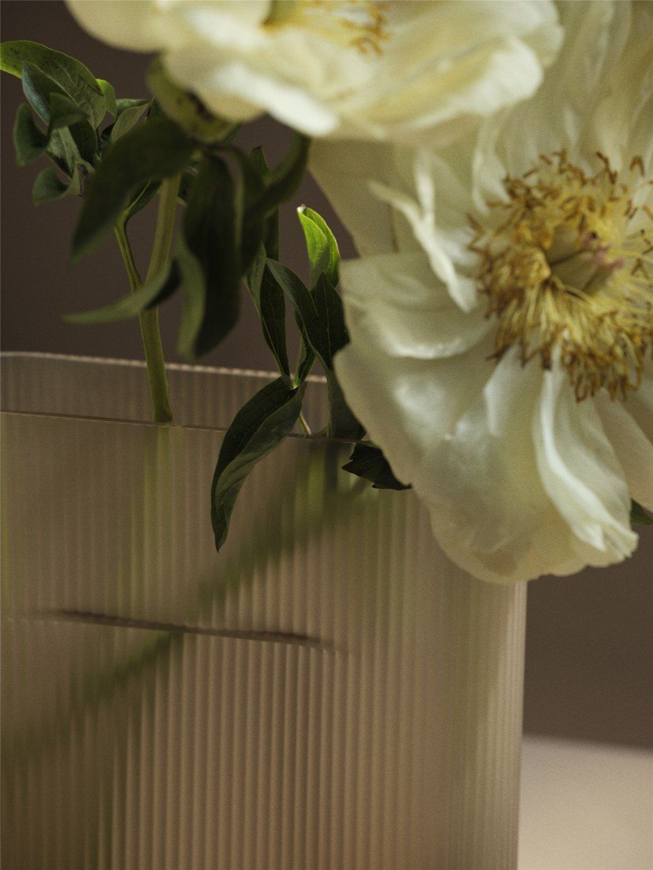 Ridge Vase Muuto Milchglas Hellblau H 35 cm