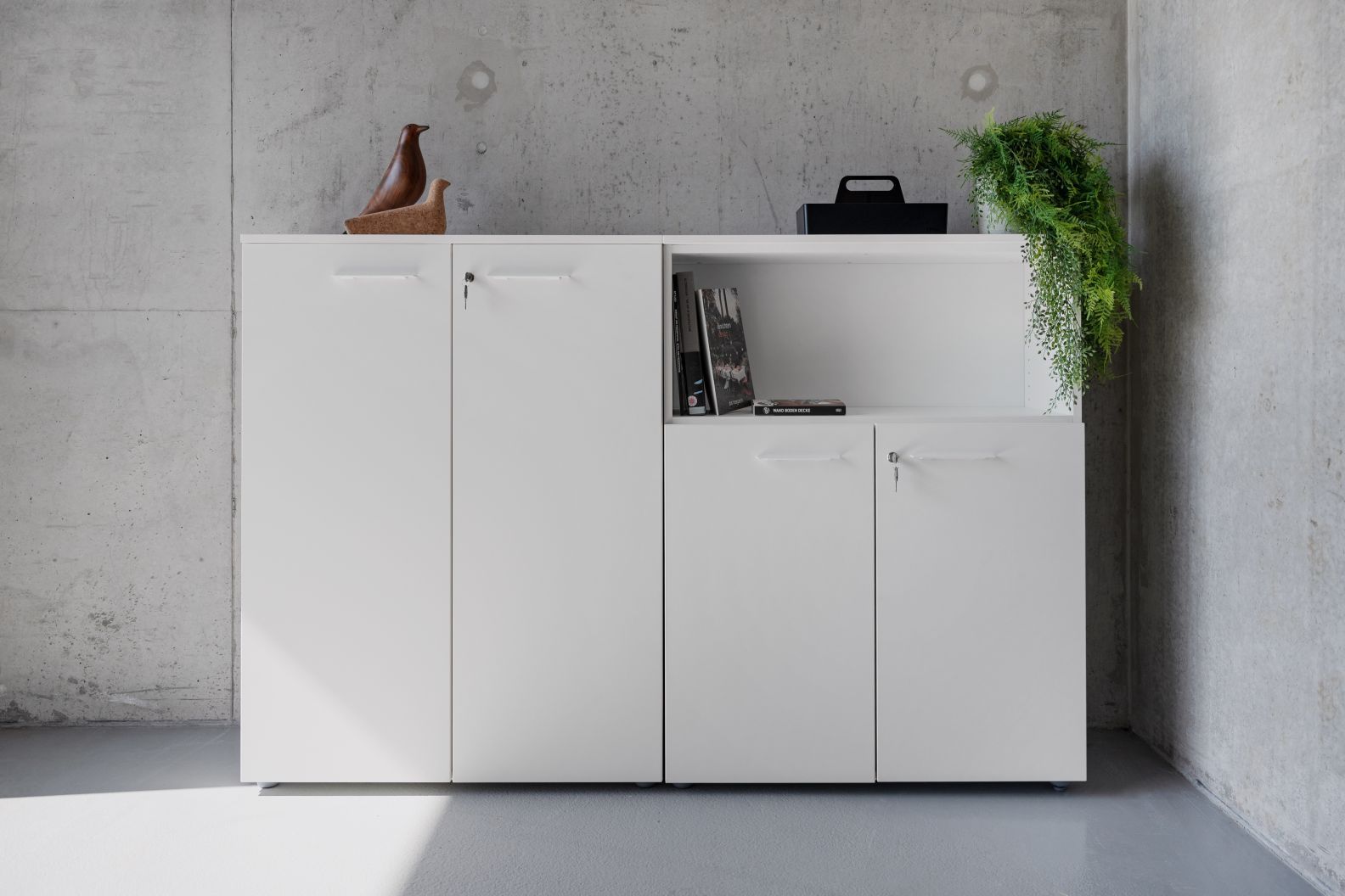 Weißes Sideboard mit Drehtüren und offenem Fach, Teil der Passepartout Serie von Frezza.