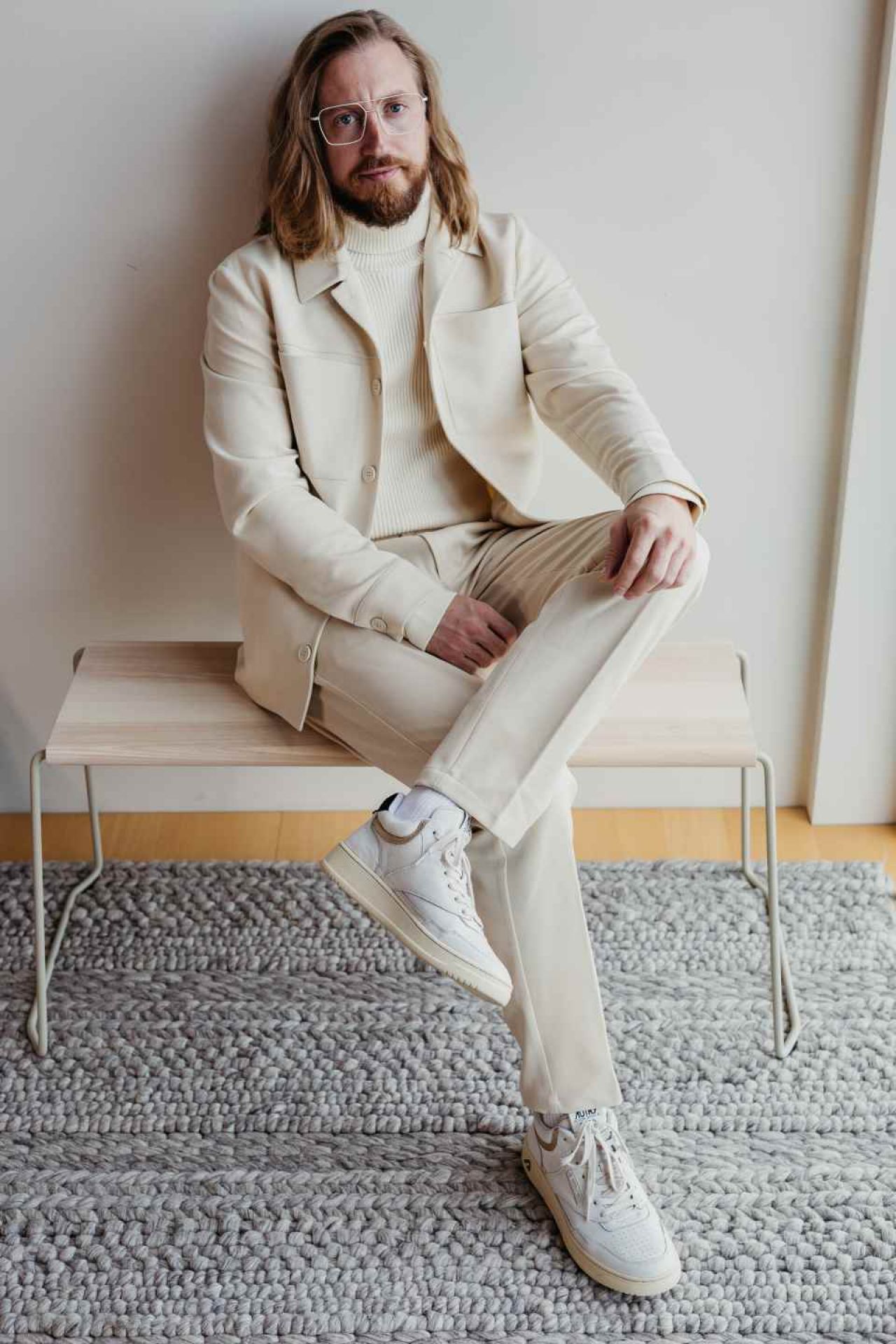 D:004 Bank Fuchs & Habicht: Helle Holzbank mit minimalistischem Design, ideal für Wohnzimmer und Wartebereiche.