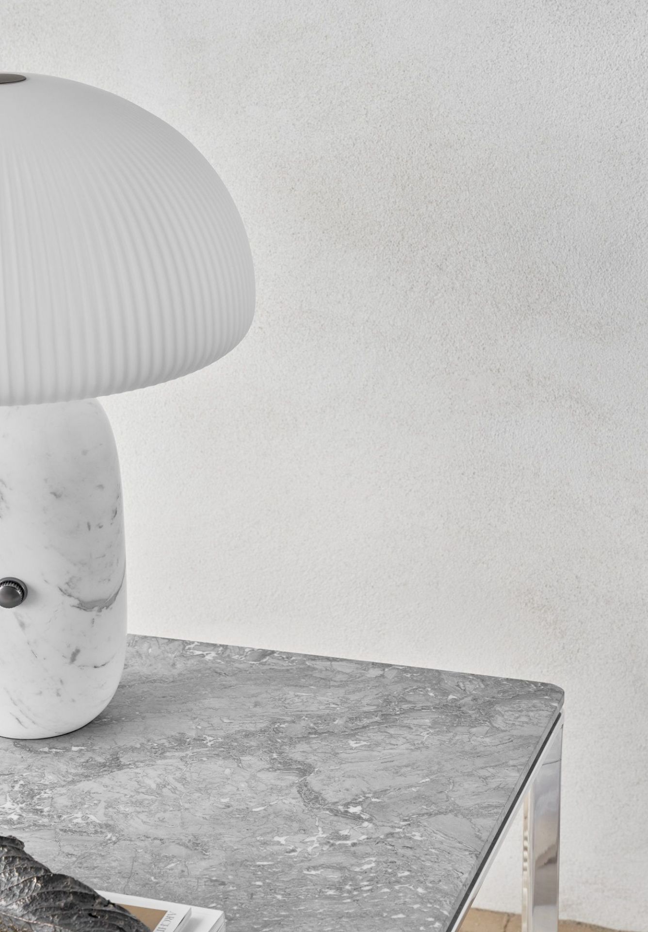 Detailaufnahme des Vipp Couchtischs mit Marmorplatte und Lampe, modernes Wohnzimmer Interieur.