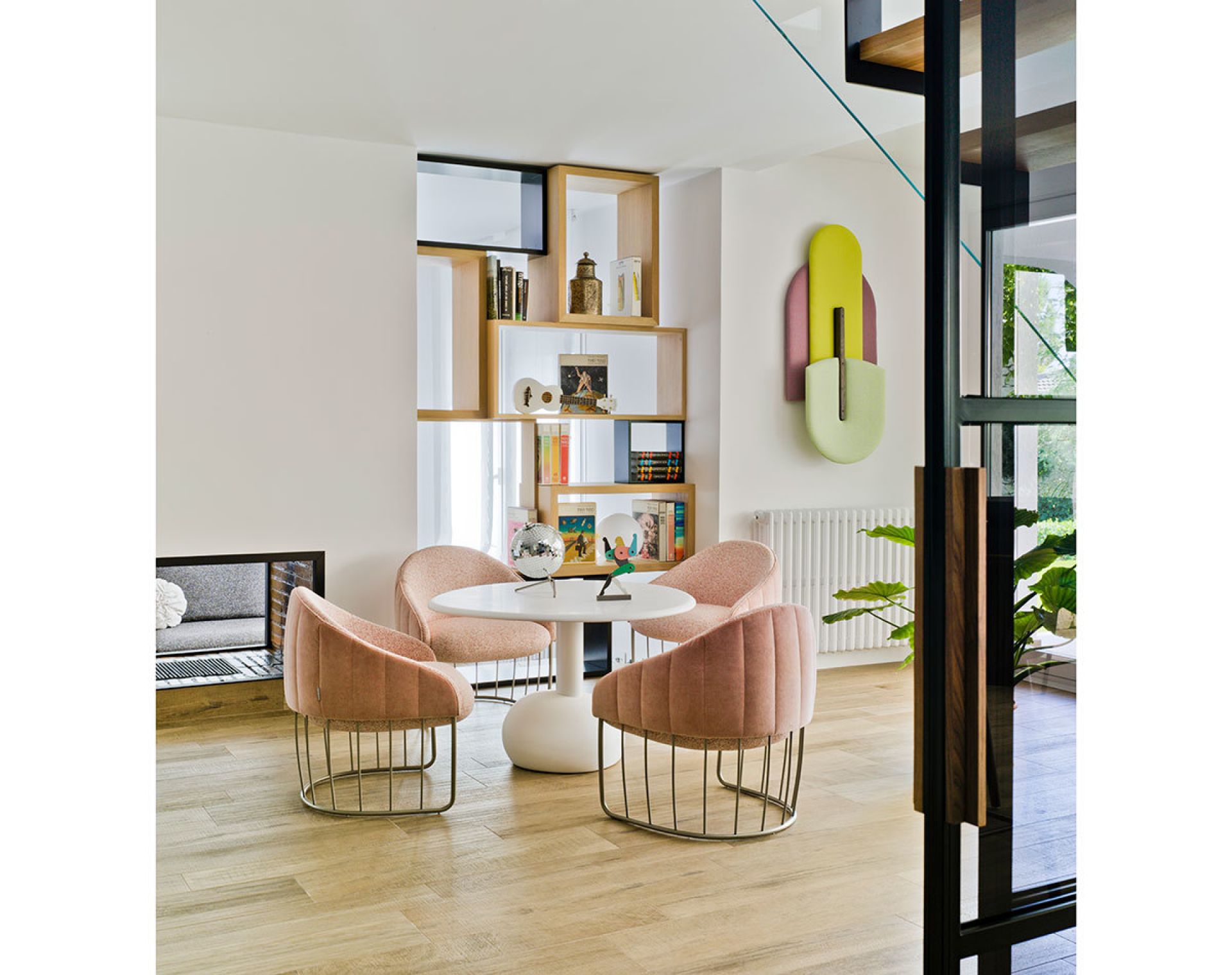 Vesper Tisch von Sancal in Grau-Taupe mit vier Stühlen in modernem Wohnambiente.