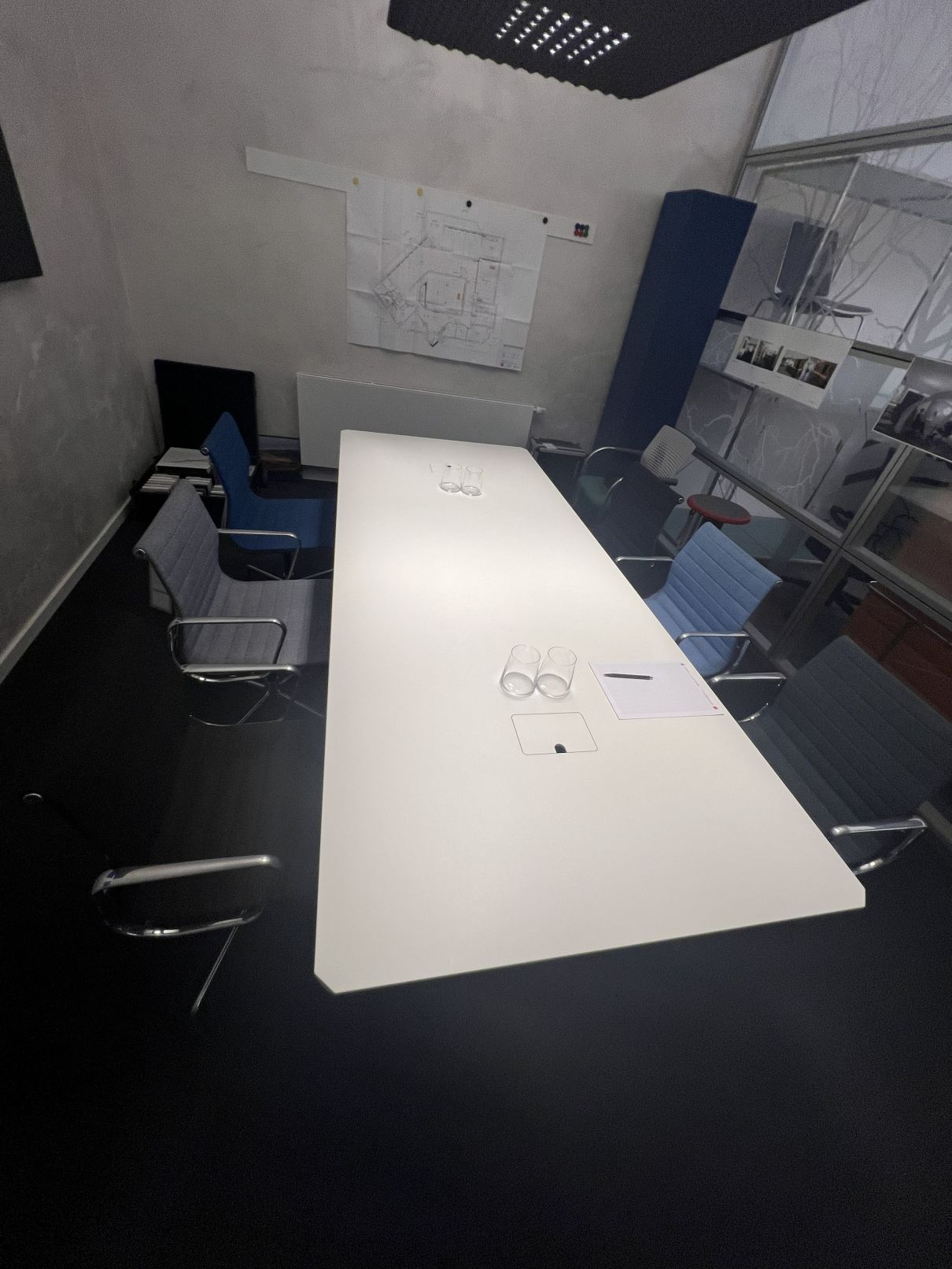 USM & Vitra Eames Aluminium Chair Besprechungskombination AUSSTELLUNGSSTÜCK / GEBRAUCHTMÖBEL