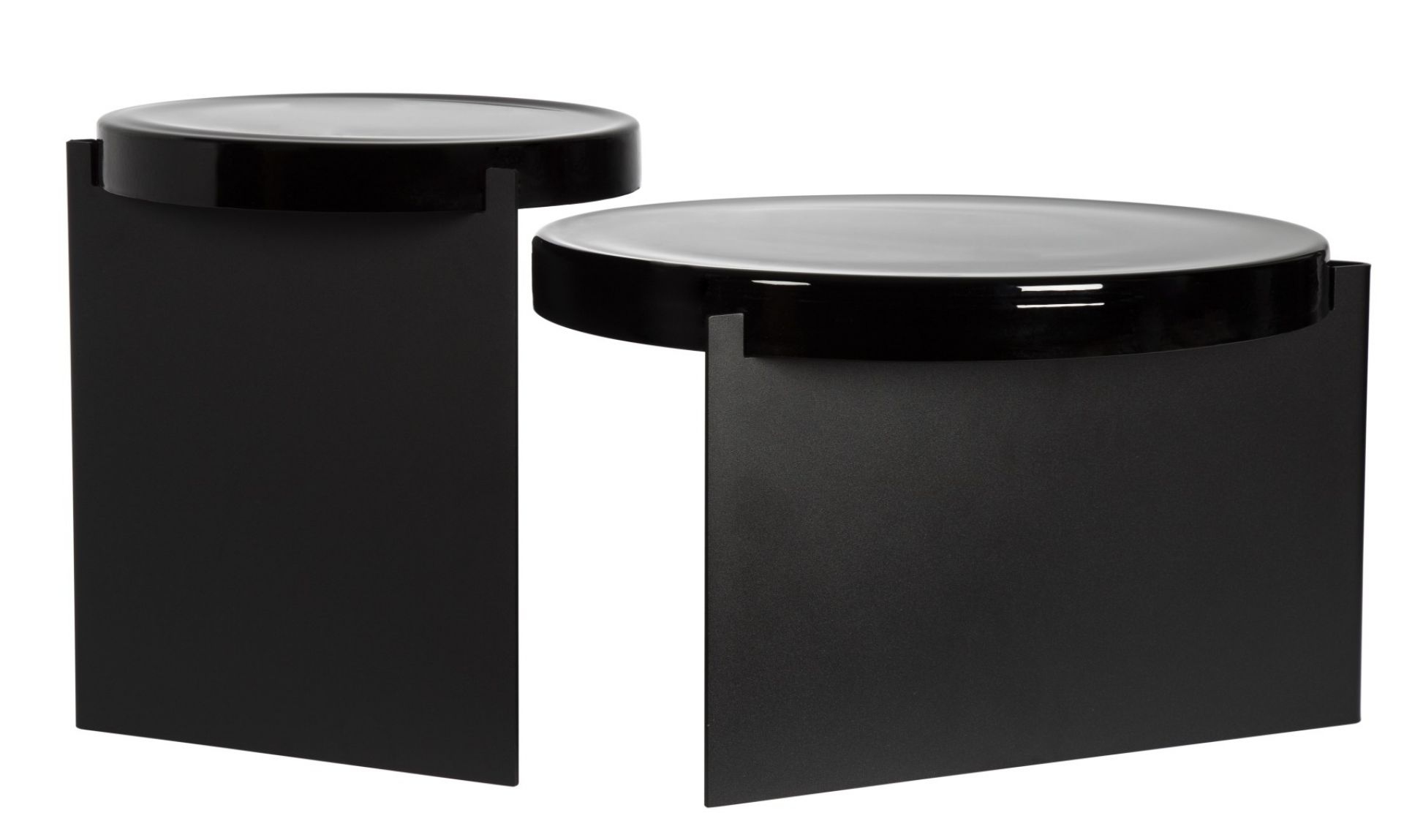 Zwei moderne, schwarze Couchtische mit runden Tischplatten, ähnlich dem Alwa One Design.