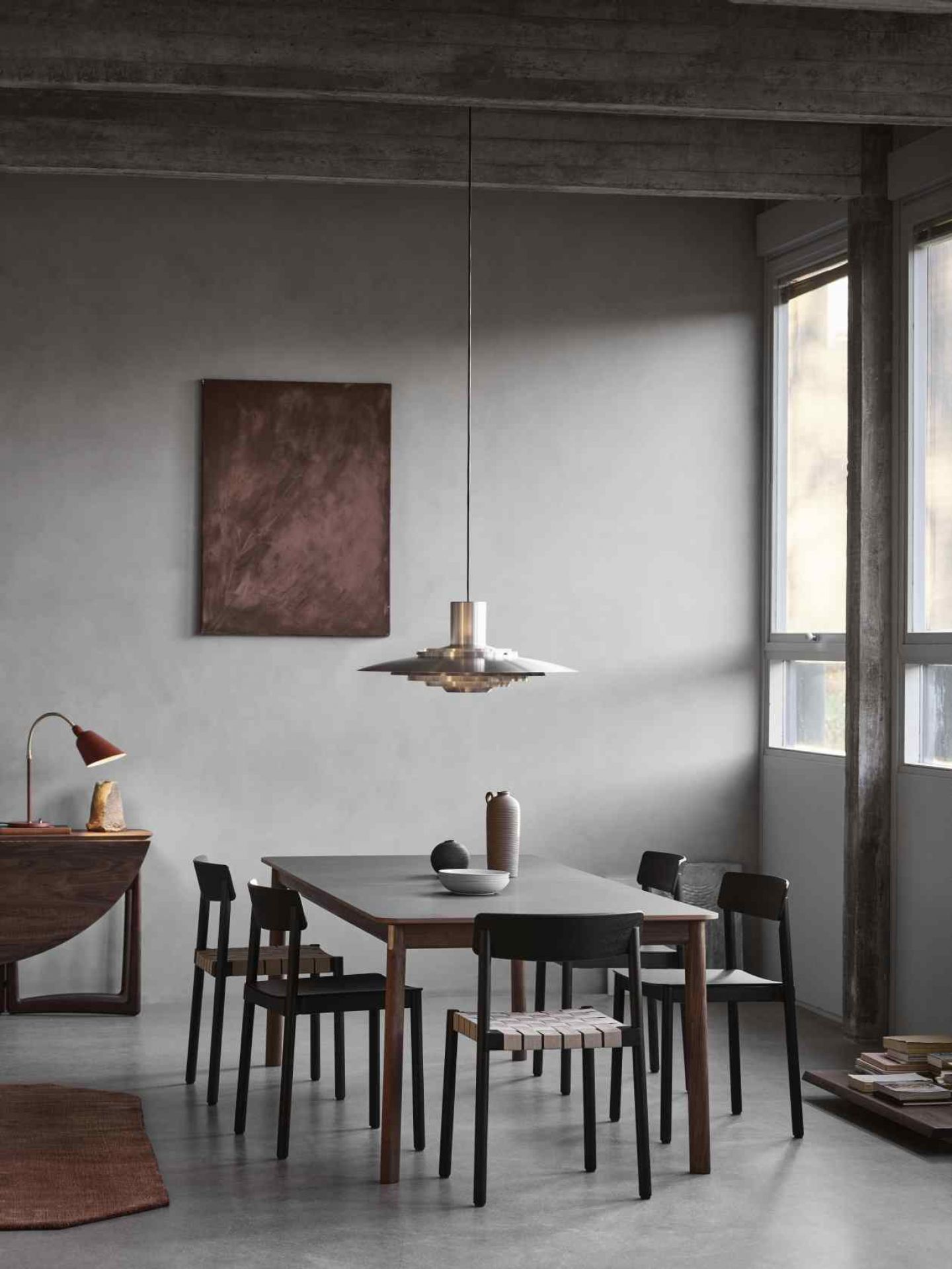 AndTradition Esstisch Patch HW1/HW2 im modernen Esszimmer mit Stühlen und Pendelleuchte.