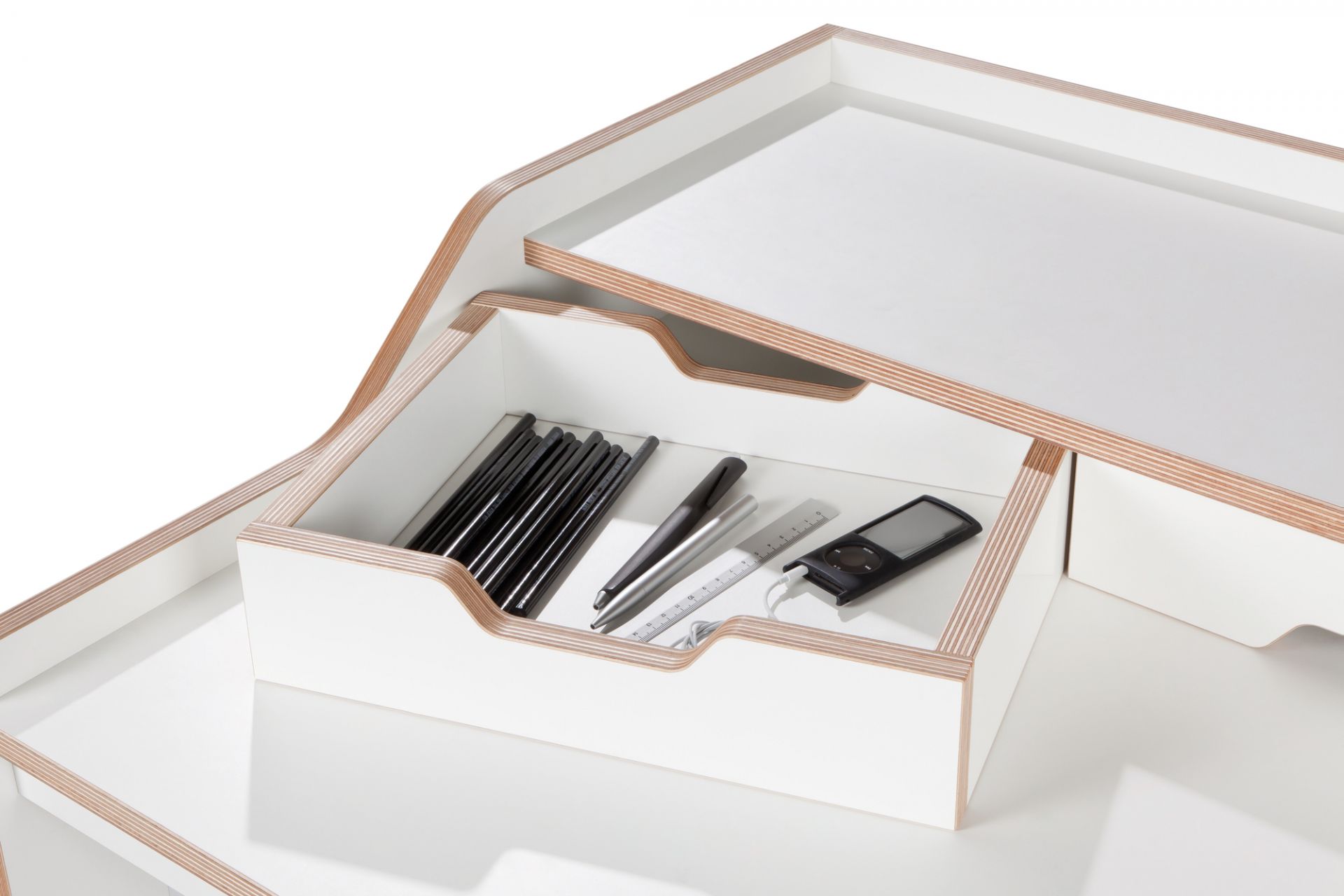 Detailaufnahme des Müller Möbelwerkstätten Plane Sekretärs mit Schublade, Stiften, Lineal und MP3-Player.