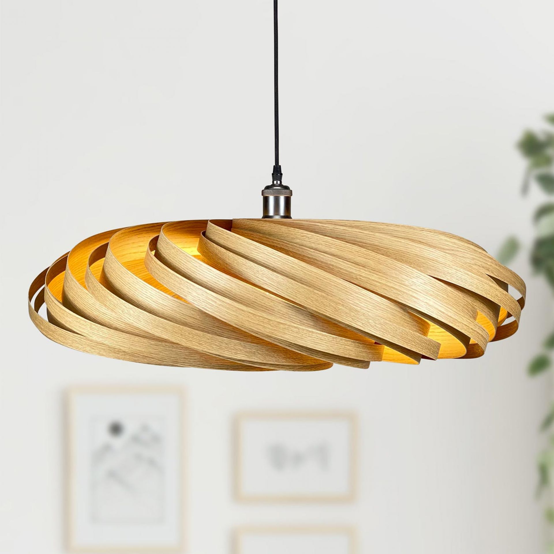 Veneria Hängeleuchte aus Eiche, moderne Holzlampe mit spiralförmigem Design für Wohnzimmer und Essbereich.