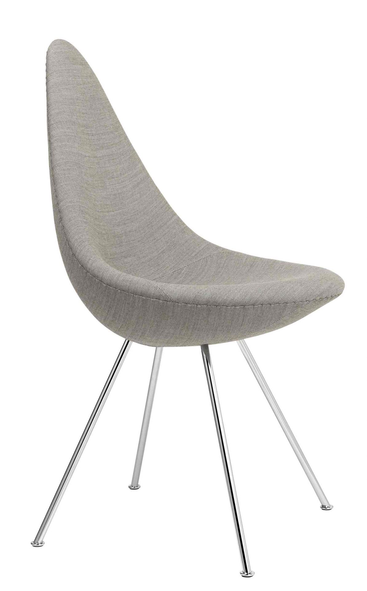 Grauer Drop Stuhl von Fritz Hansen mit verchromten Beinen, moderner Designklassiker für Wohnzimmer und Büro.