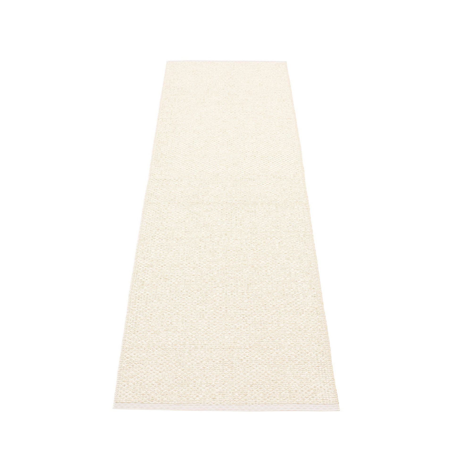 Svea Kunststoffteppich in Vanille, 70x240 cm, Pappelina. Moderner, pflegeleichter Teppich für Innen und Außen.