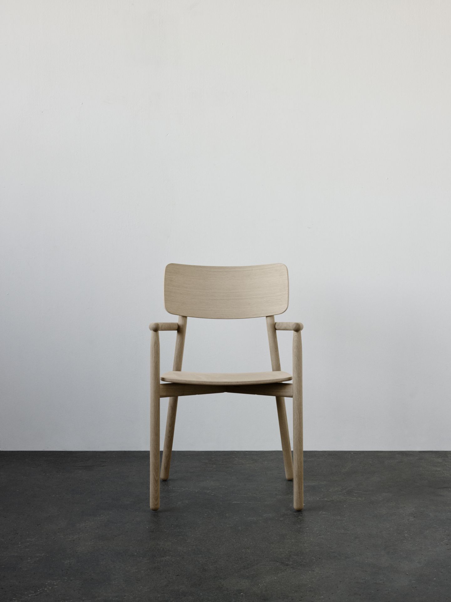 Hven Armchair Stuhl aus Eiche von Skagerak by Fritz Hansen, Frontansicht, minimalistisches Design.