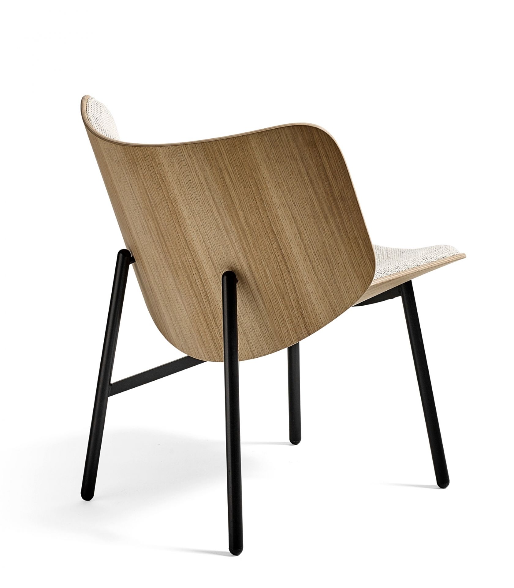 Rückansicht des Hay Dapper Lounge Chair Sessels mit Holzschale und schwarzen Beinen.