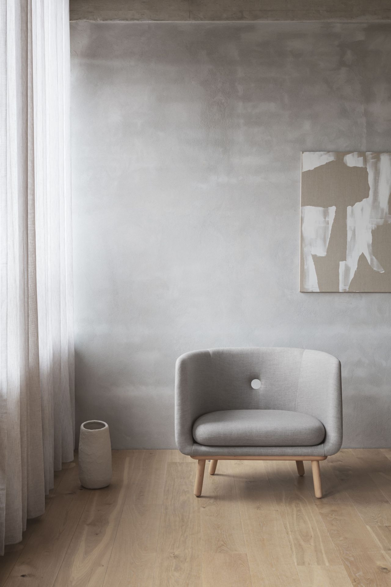 Graues Phantom Sofa mit Eichenholzbeinen von Eva Solo, modernes Wohnzimmer Interieur.