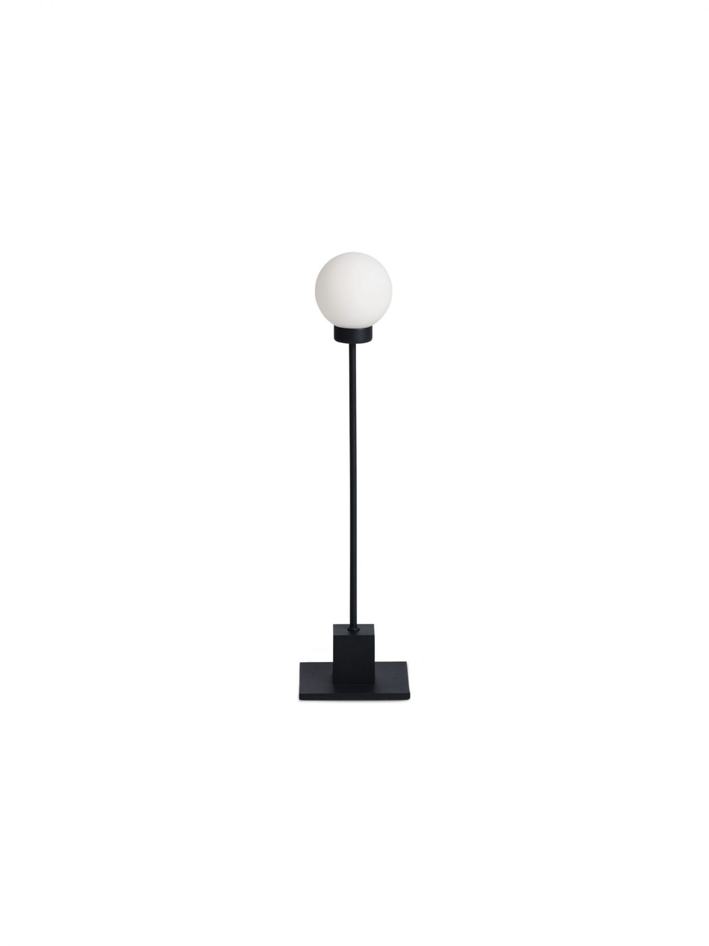 Weiße Snowball Tischleuchte von Northern mit schwarzem Fuß und Stab. Moderne LED Lampe.