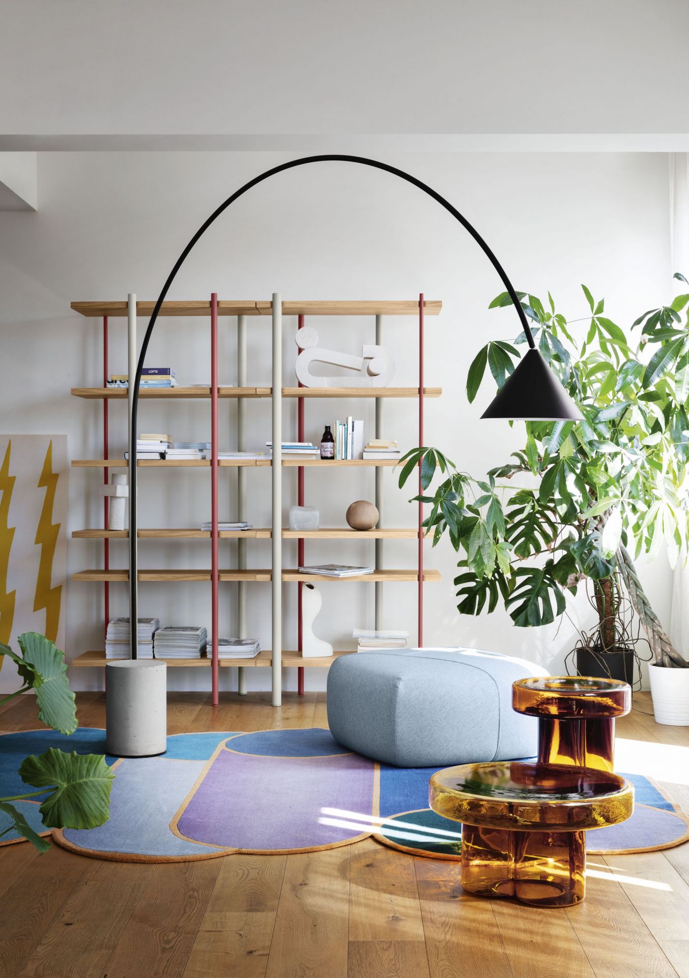 Ozz Floor Bodenleuchte von Miniforms im modernen Wohnzimmer mit Bücherregal und Teppich.