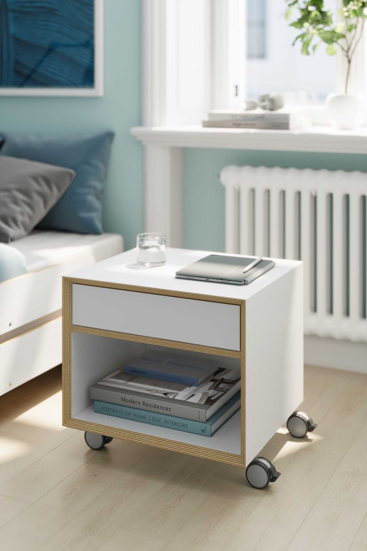 Vertiko Kommode von Müller Möbelwerkstätten in Weiß mit Schublade und Rollen, Bücher im offenen Fach.