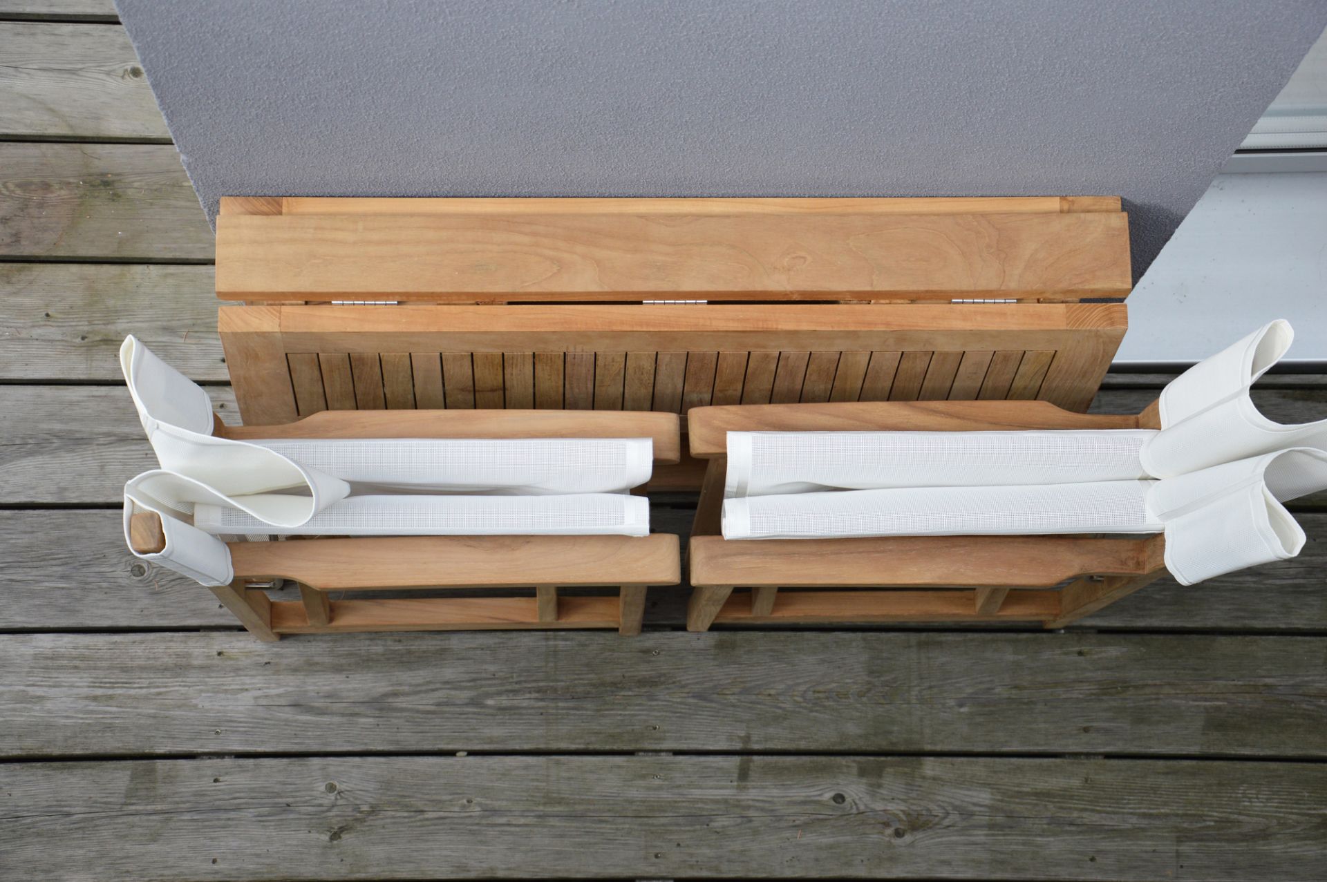 Draufsicht: City Klapptisch/Balkontisch Natur von Jan Kurtz, zusammengeklappt mit weißen Auflagen.