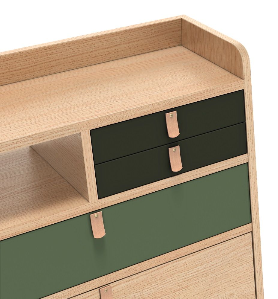 Detailaufnahme des Hartô Gaston Wandsekretärs mit grünen Schubladen und Ledergriffen.