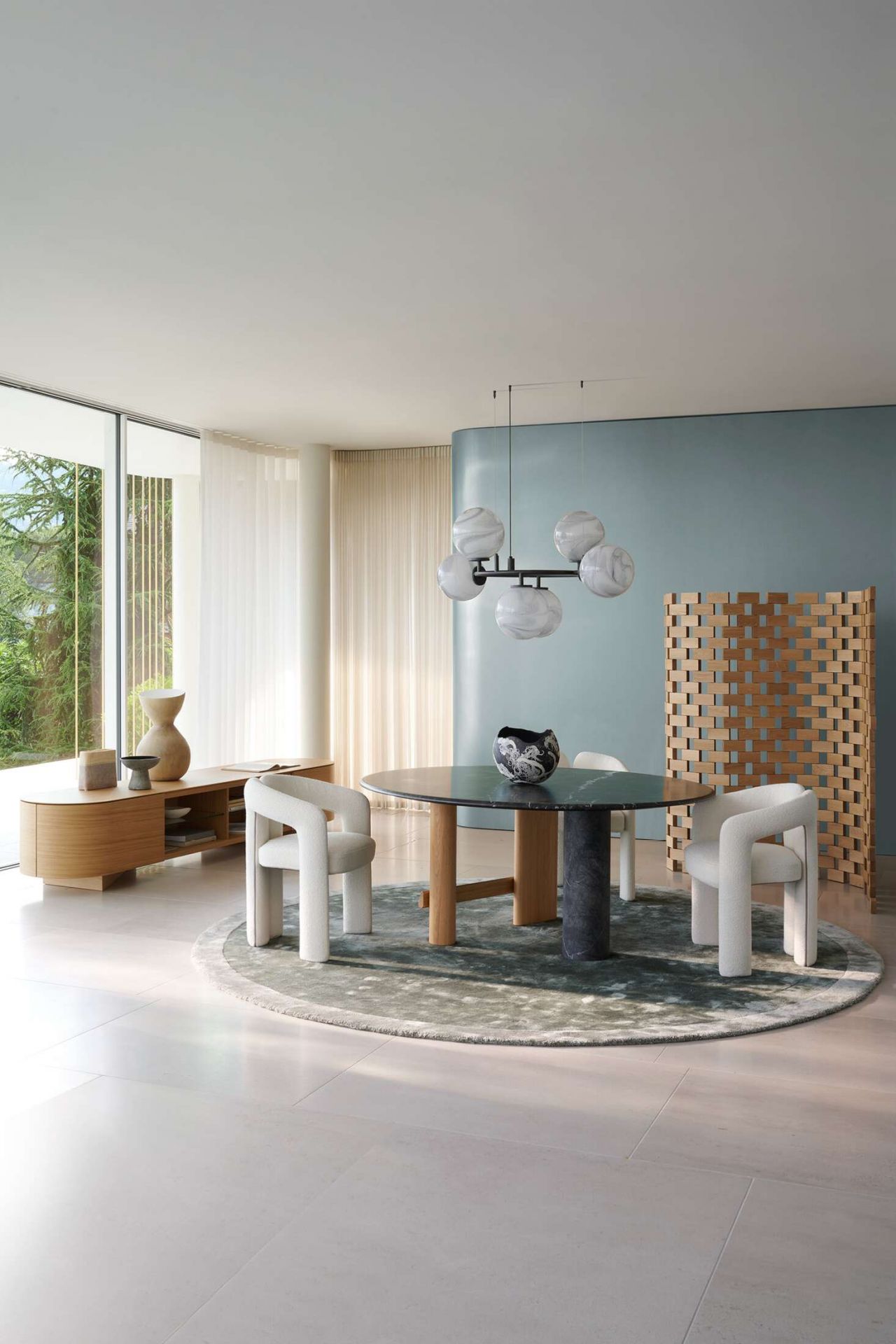 Wohnraum mit Cassina 537 Paravent Raumteiler aus amerikanischem Nussbaum, der als Sichtschutz dient.