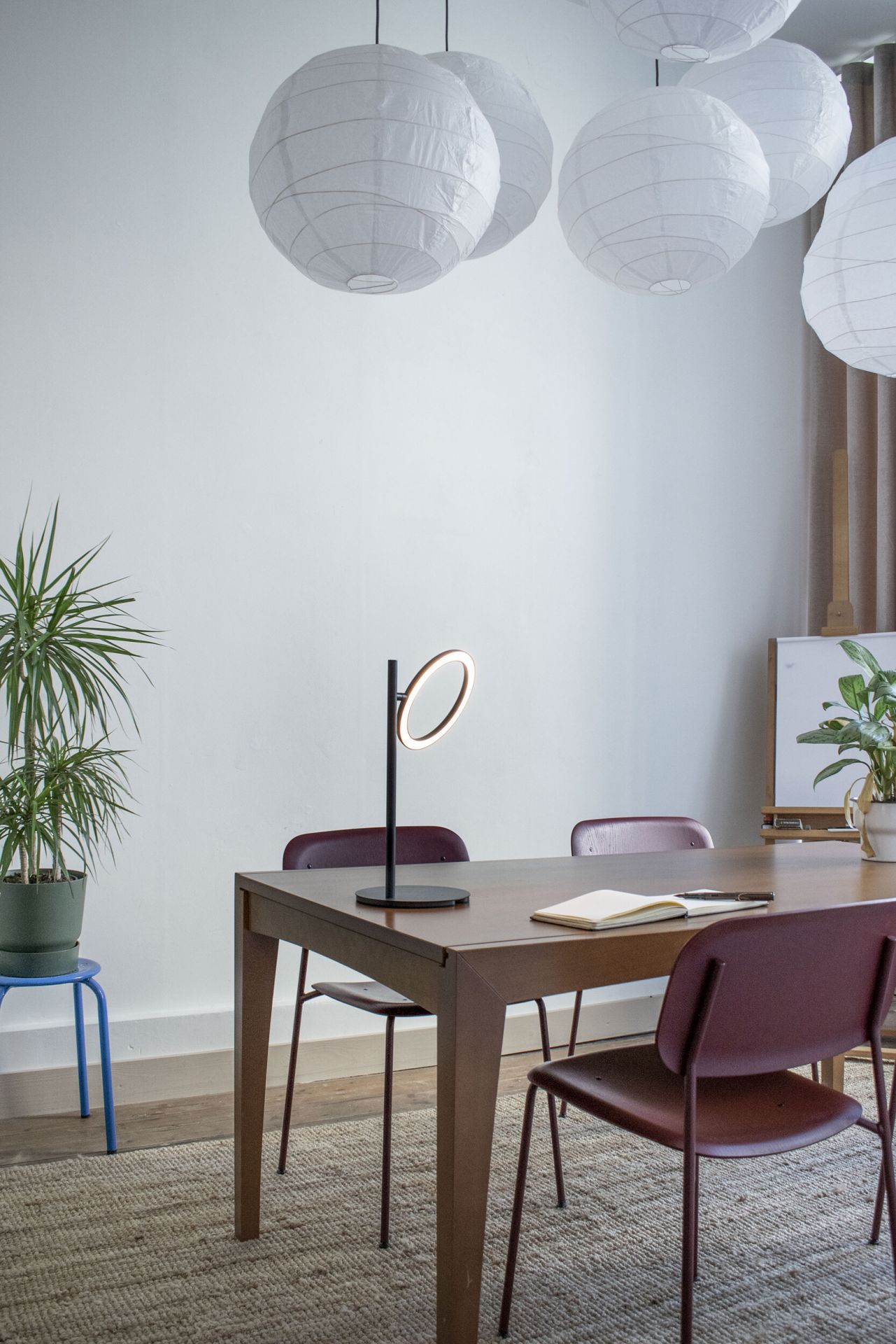 Echo Small Table Tischleuchte Japth auf Holztisch, modernes Design mit ringförmigem Lichtelement.