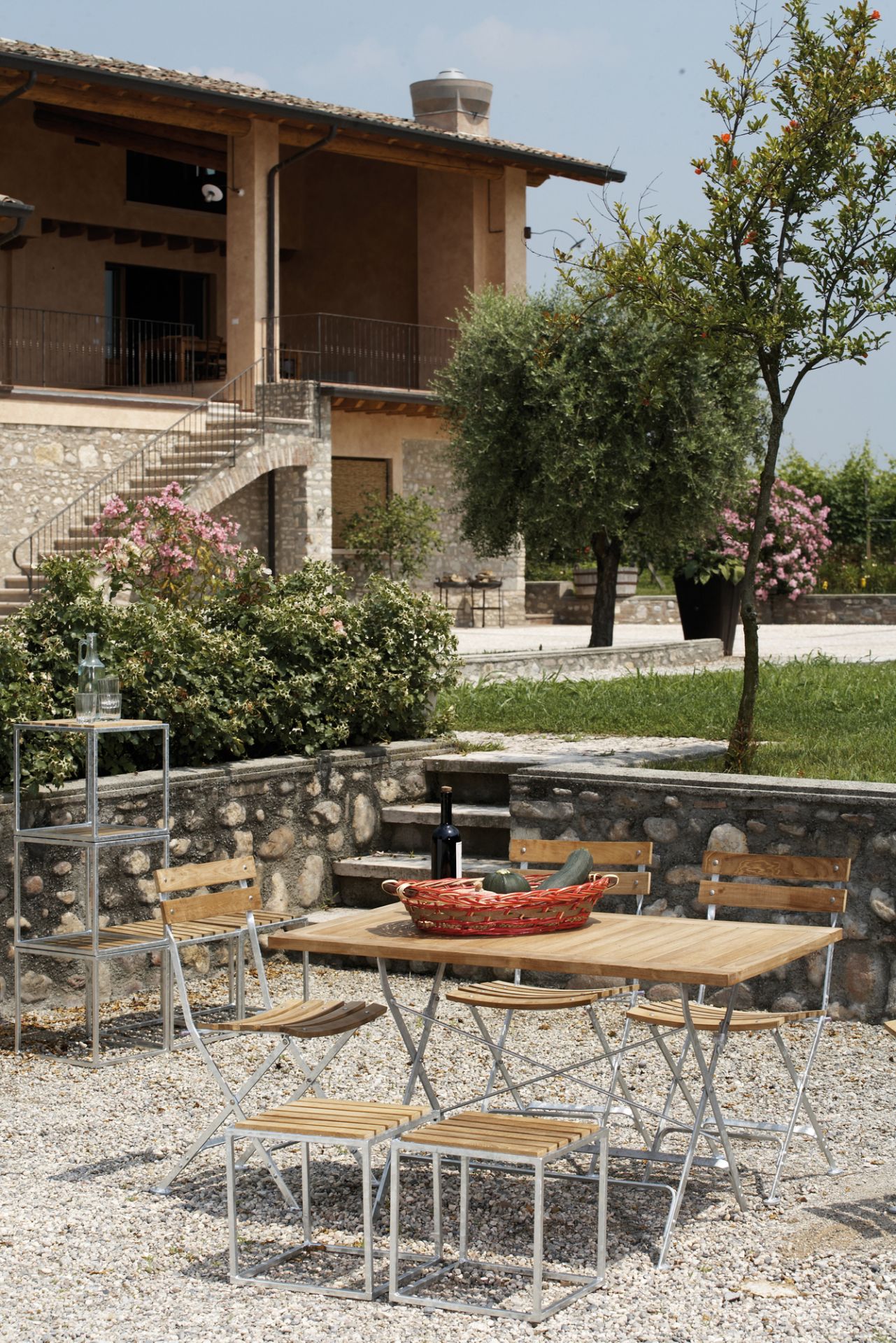 Lucca Klapptisch Natur von Jan Kurtz mit Stühlen im Garten, ideal für den Außenbereich.