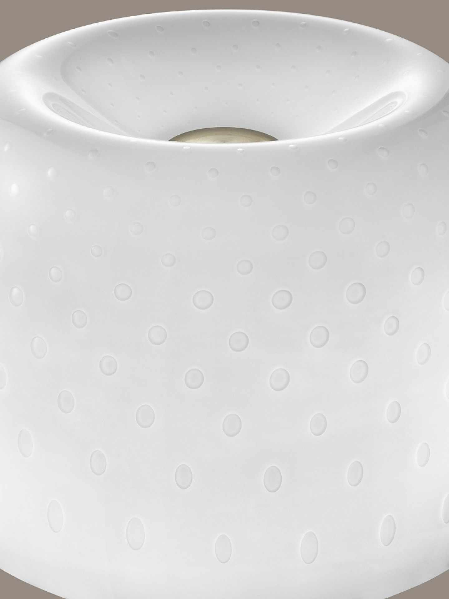 Detailaufnahme der weißen Lumiere Tischleuchte von Foscarini mit gepunkteter Oberfläche.