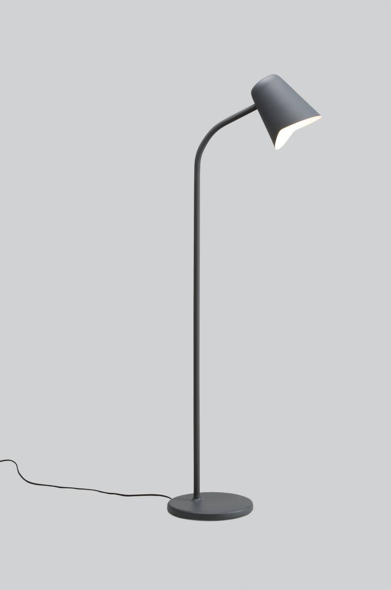 Graue "Me floor dim" Stehleuchte von Northern mit gebogenem Arm und Kegel-Lampenschirm.