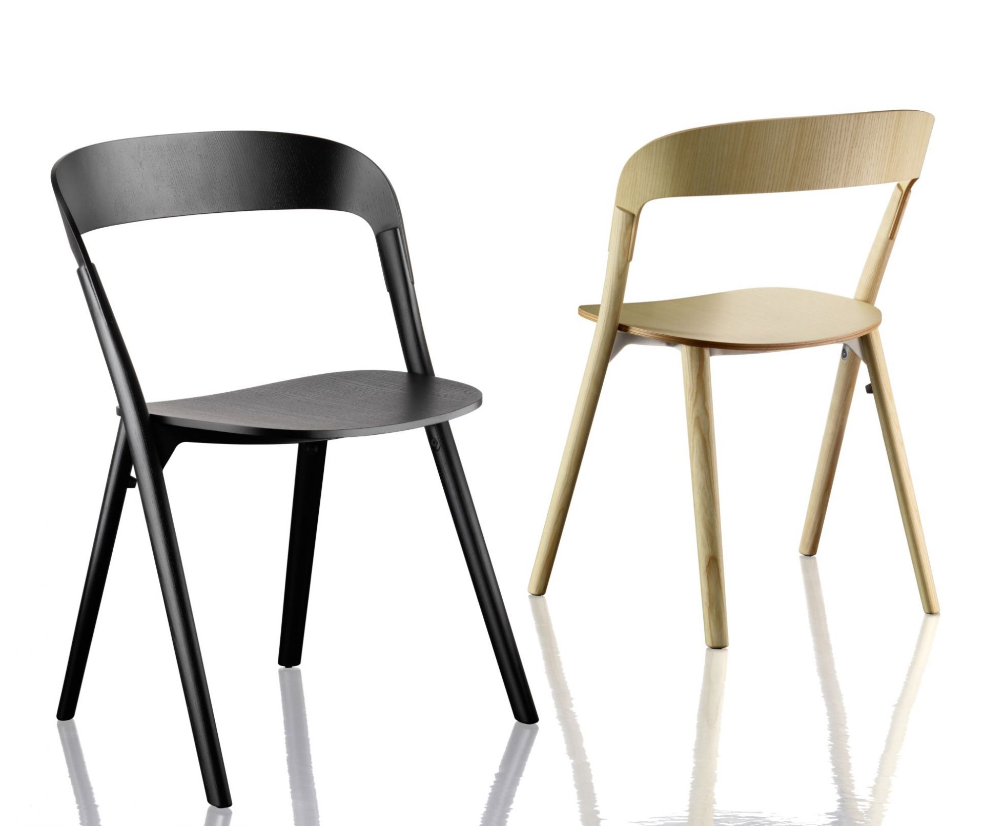 Zwei Pila Stühle von Magis, einer schwarz und einer aus hellem Holz.