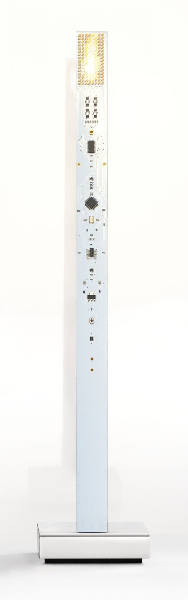 Weiße My New Flame Tischleuchte von Ingo Maurer mit sichtbarer Elektronik und warmem Licht.