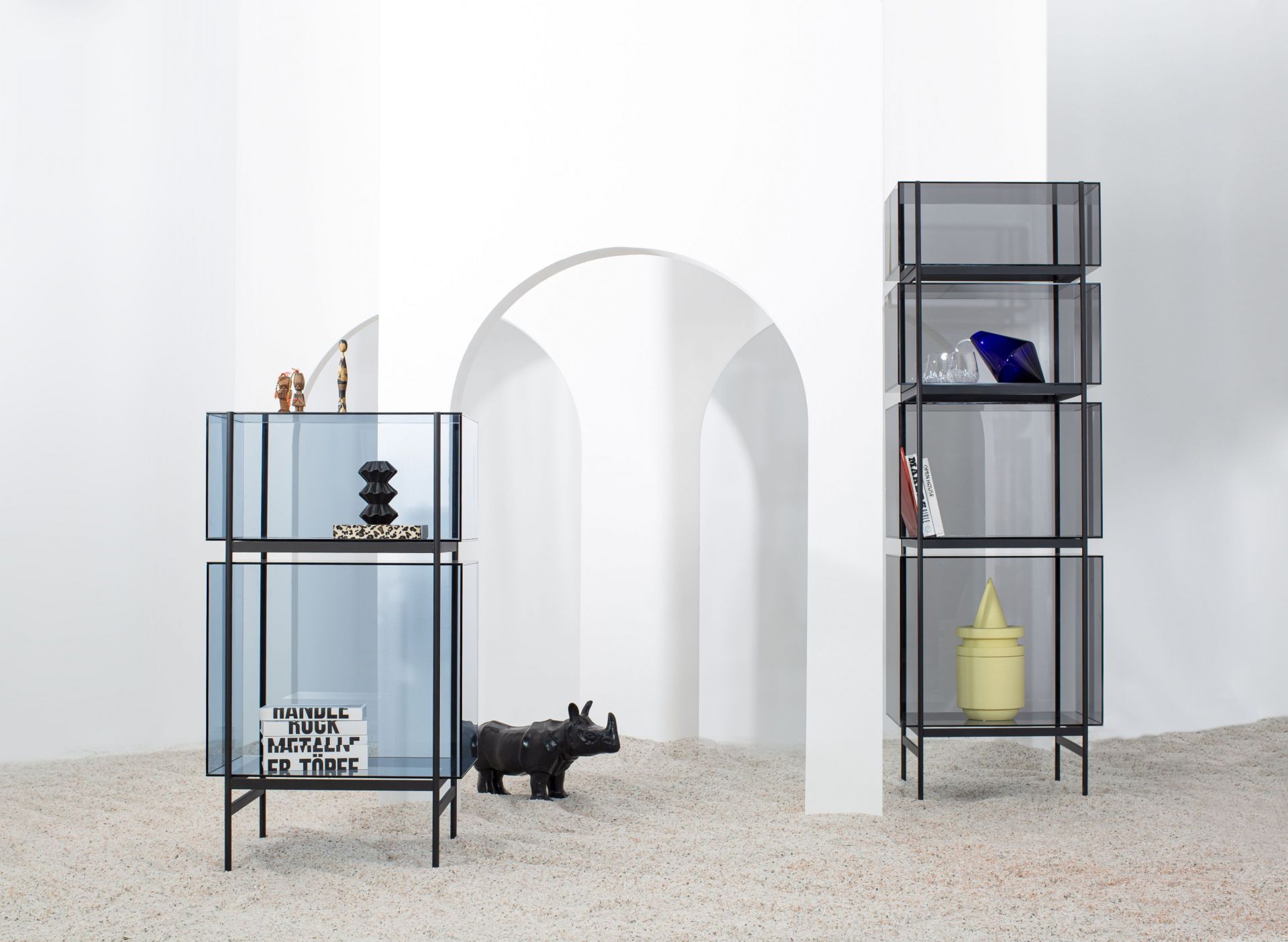 Lyn high Regal blau von Pulpo: Modernes, modulares Regal mit bläulichen Glasböden und schwarzen Metallrahmen.