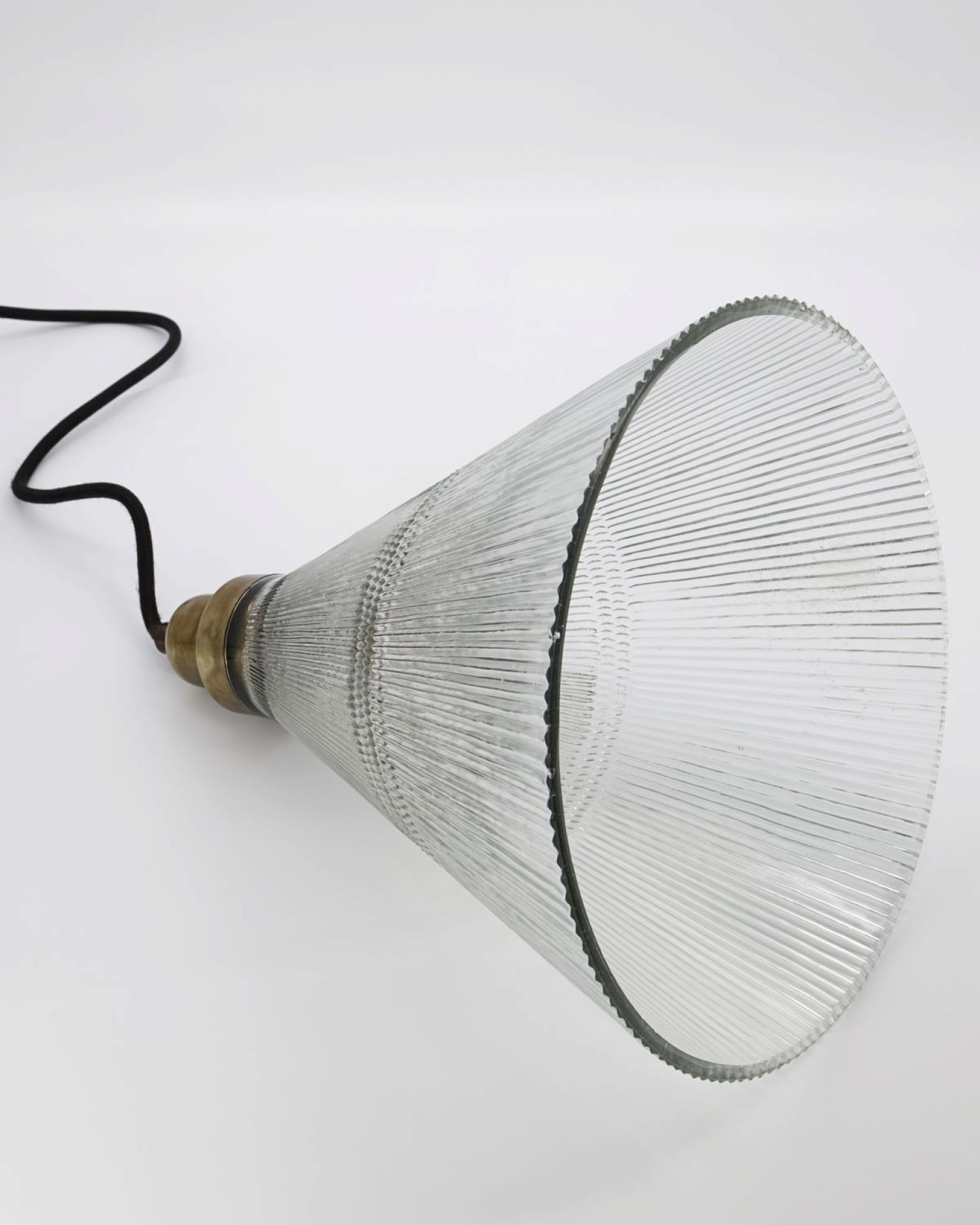 Vira Pendelleuchte von House Doctor, Einzelstück aus geriffeltem Glas mit schwarzem Kabel für stilvolle Innenbeleuchtung.