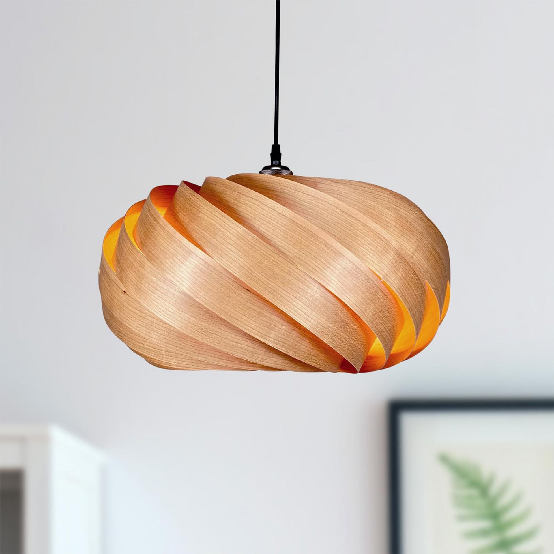 Quiescenta Hängeleuchte aus Kirschbaumholz, spiralförmiges Design, moderne Pendelleuchte für Wohnzimmer und Essbereich.