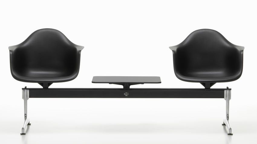 Eames Plastic Armchair RE auf Traverse Vitra