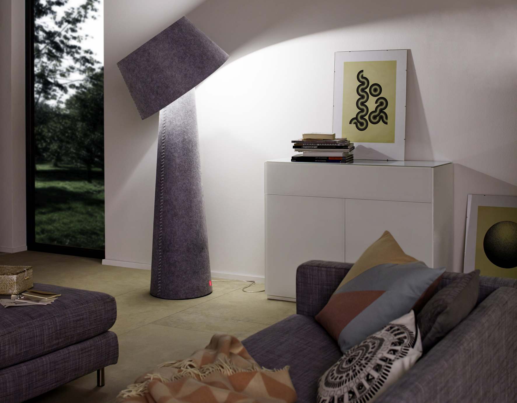 Alice XL Stehleuchte von Moree: Moderne graue Stofflampe im Wohnzimmer, indirektes Licht.