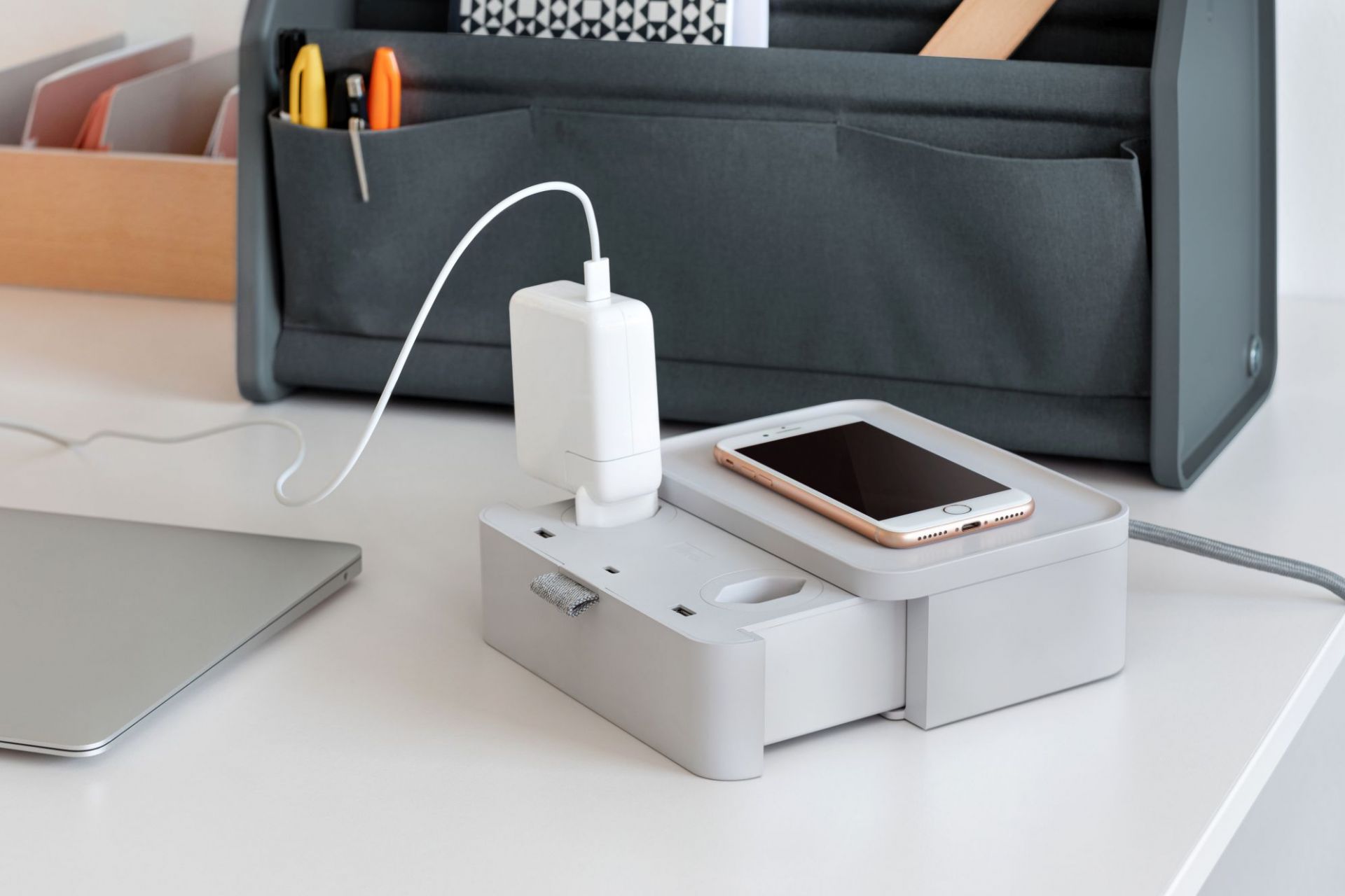 Ampi Wireless Charger und Mehrfachsteckdose Vitra
