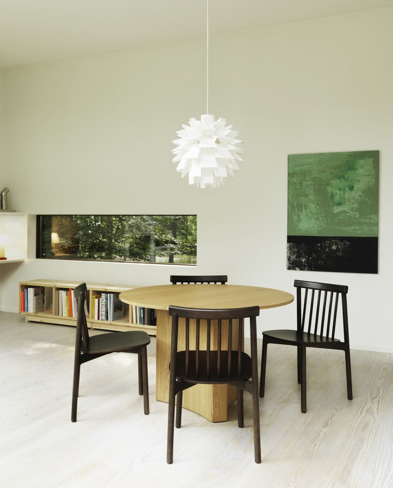 Runder Bue Table Esstisch von Normann Copenhagen mit Holzstruktur und Stühlen in modernem Esszimmer.