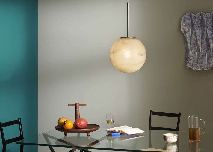 Bollicosa Pendelleuchte: Runde Hängelampe in Weiß mit feinen Maserungen über Esstisch.