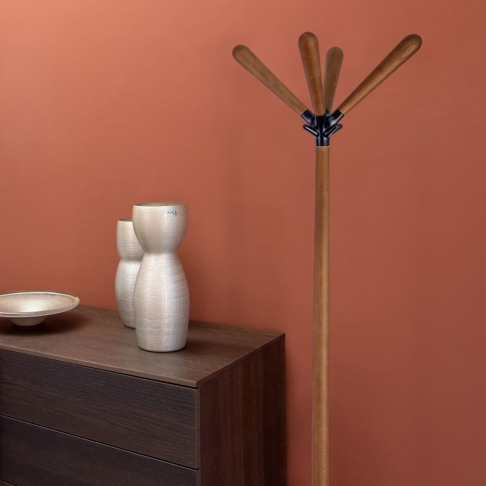 Sioux Kleiderständer: Moderner Garderobenständer aus Holz mit fünf Armen, passend zum minimalistischen Interieur.