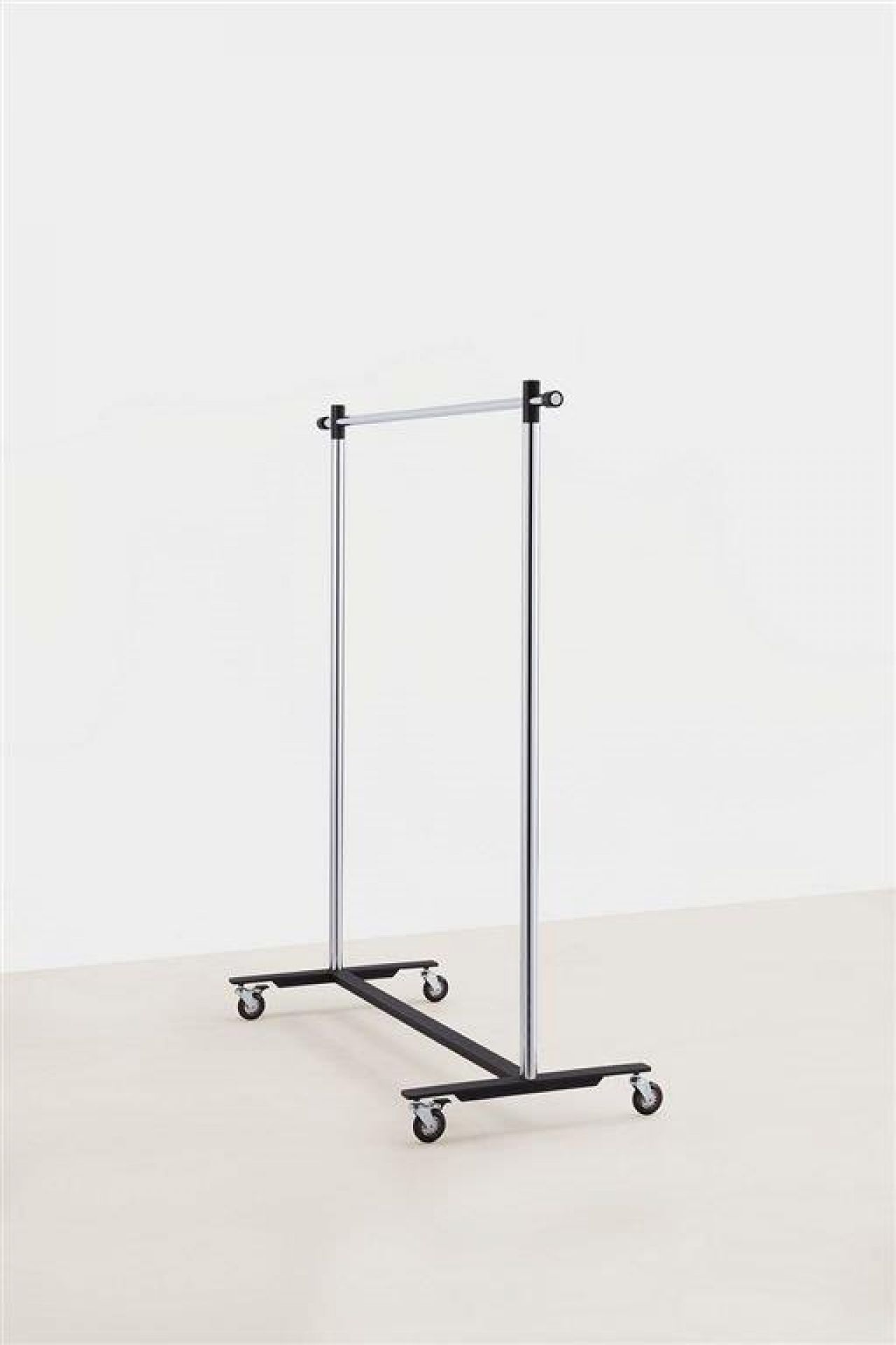 Pom Cart Garderobenständer von Mox: Moderner Kleiderständer auf Rollen, Chromgestell mit schwarzem Fuß.